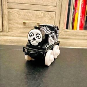 RARE Thomas and Friends mini train Spooky Skeleton Thomas engine